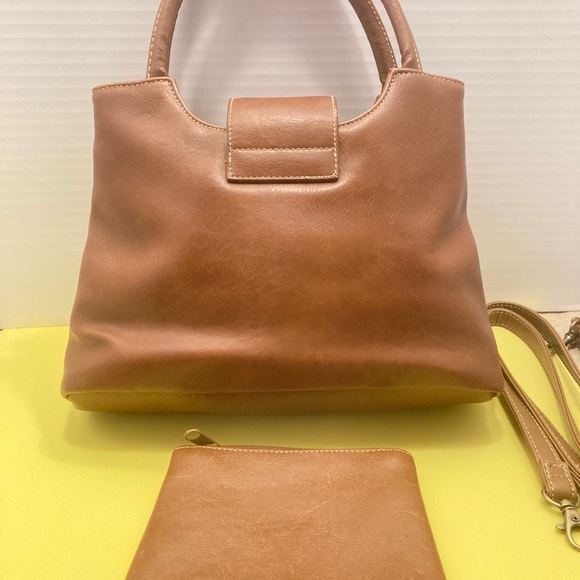 OKPTA1519426 Caramel Brown Handbag w/ Accessories. - Picture 2 of 10